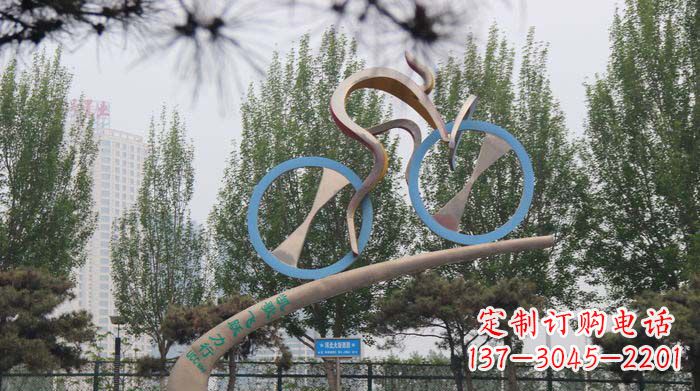 公园不锈钢骑单车人物雕塑1