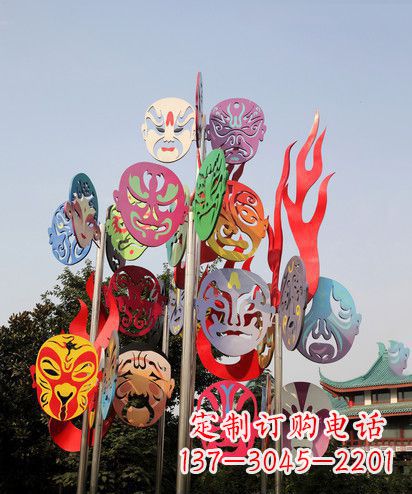公园不锈钢旗杆上的脸谱雕塑