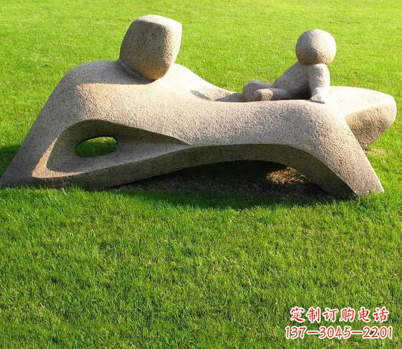公园抽象母爱石雕