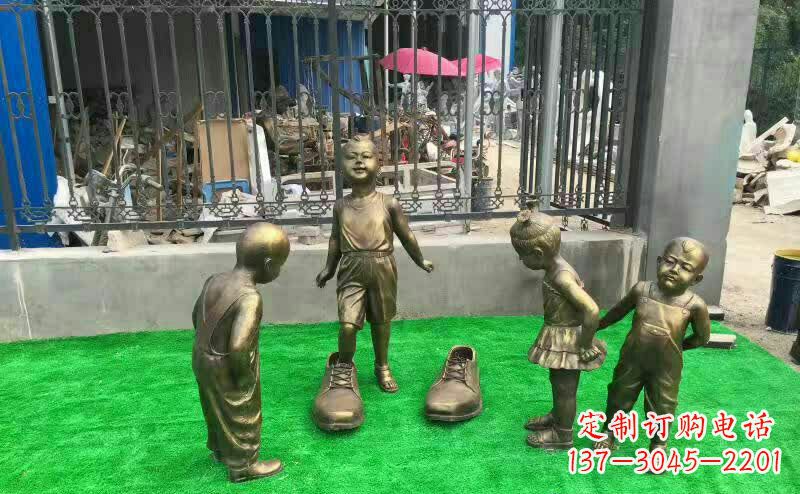 公园穿大鞋的儿童铜雕