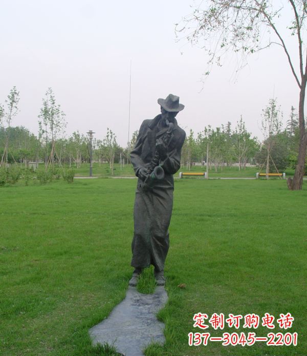 公园吹萨克斯的人物铜雕