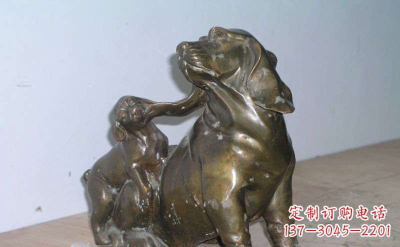 公园打闹的小狗动物铜雕