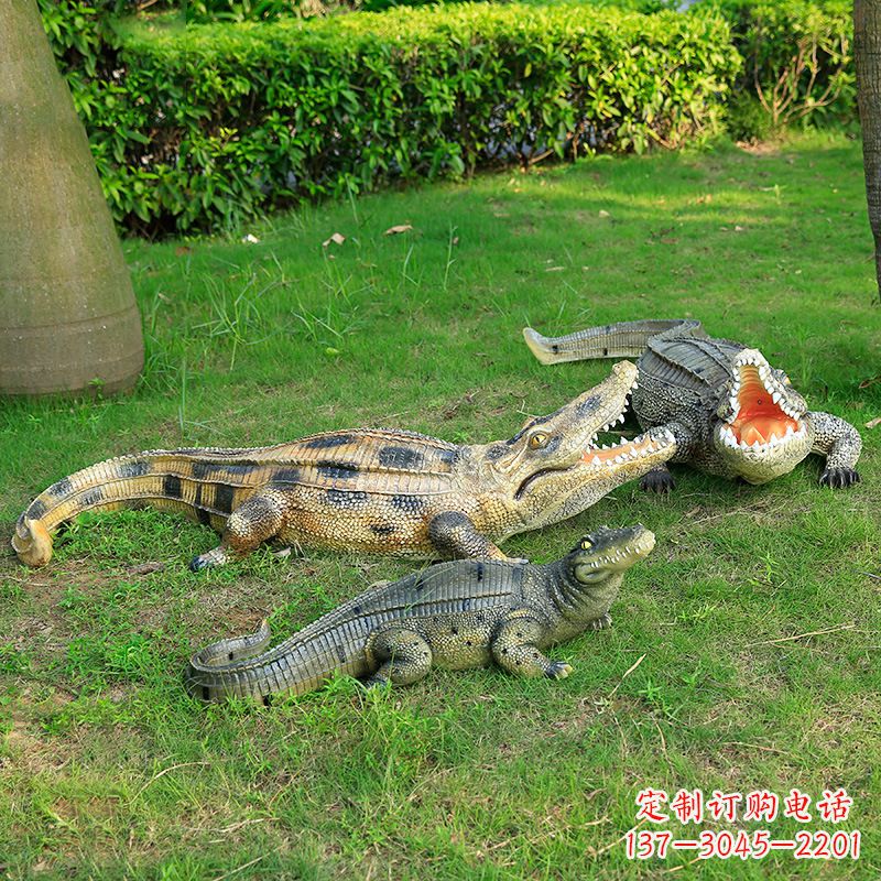 公园草地鳄鱼仿真动物雕塑