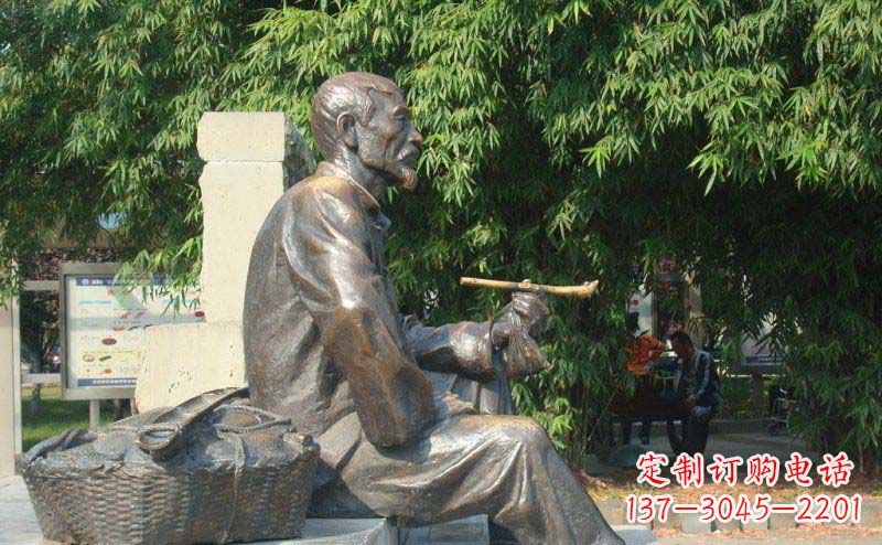 公园抽袋烟的老人小品铜雕