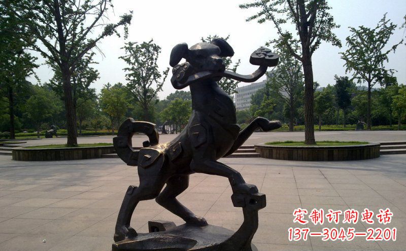 公园叼着如意的狗动物铜雕
