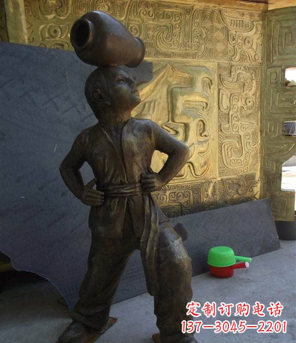 公园顶罐子的人物铜雕