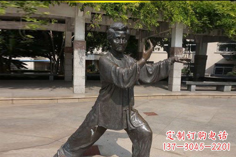 公园景观打太极的老太太玻璃钢仿铜摆件