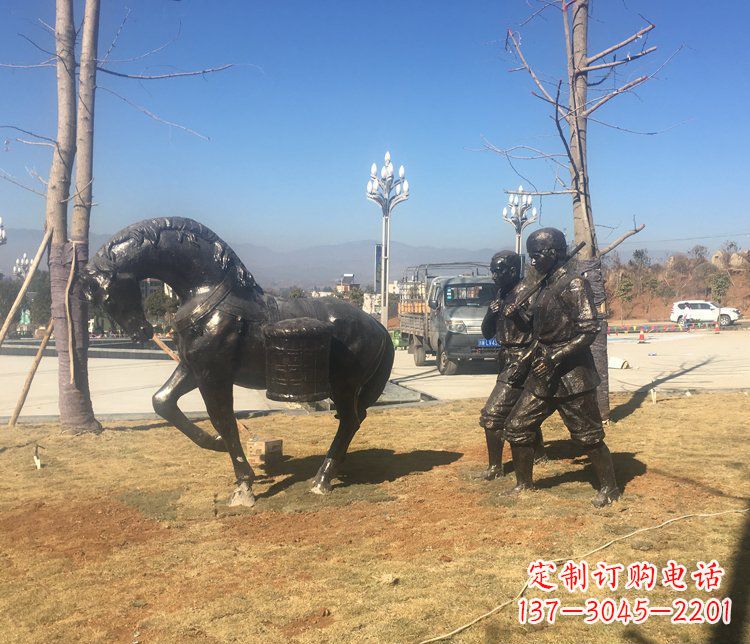 公园景观驮着东西的马铜雕