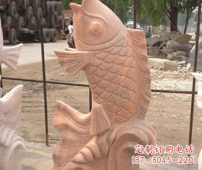 公园景观晚霞红石雕鱼喷泉