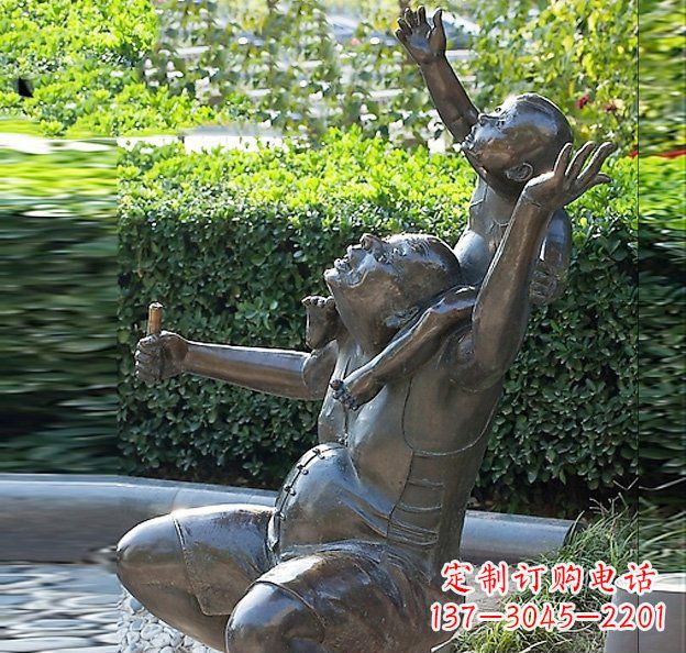 公园看天空的父子小品铜雕