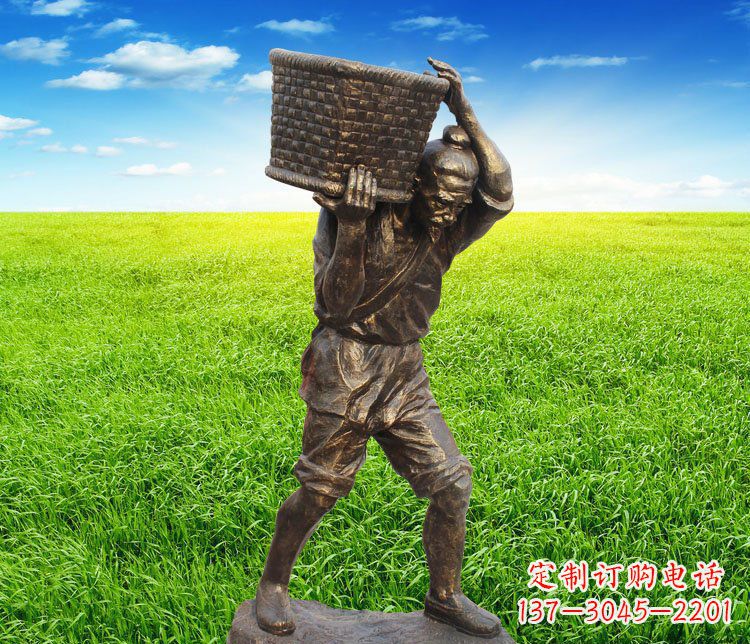 公园扛着东西的农夫铜雕