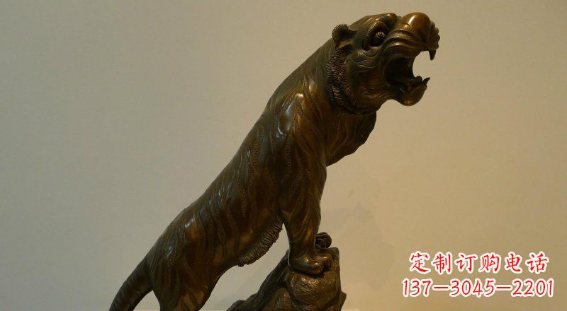 公园老虎上山动物铜雕
