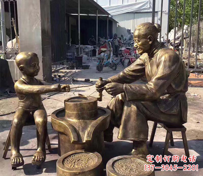 公园磨豆子的人物小品铜雕 (2)