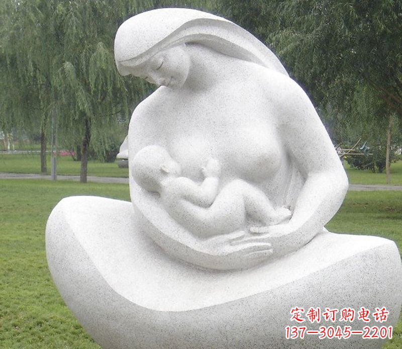 公园母亲喂奶石雕
