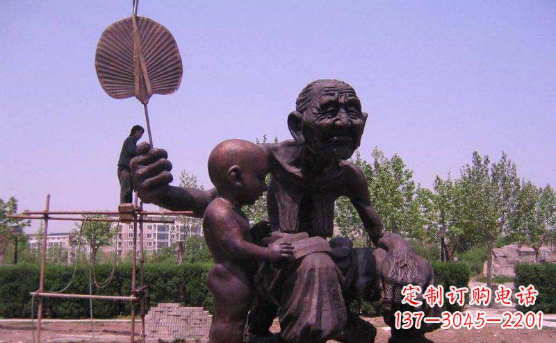 公园拿蒲扇扇风的祖孙二人小品铜雕