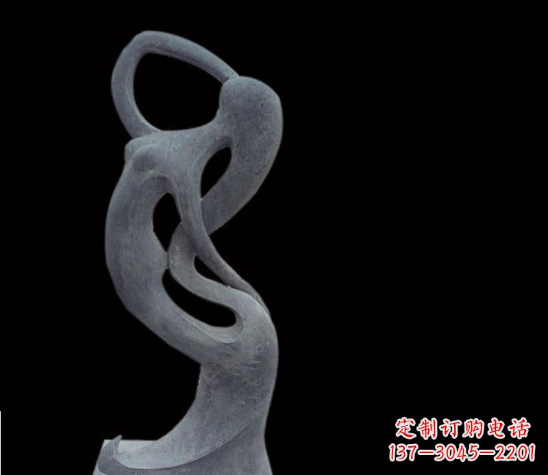 公园内石雕抽象人物