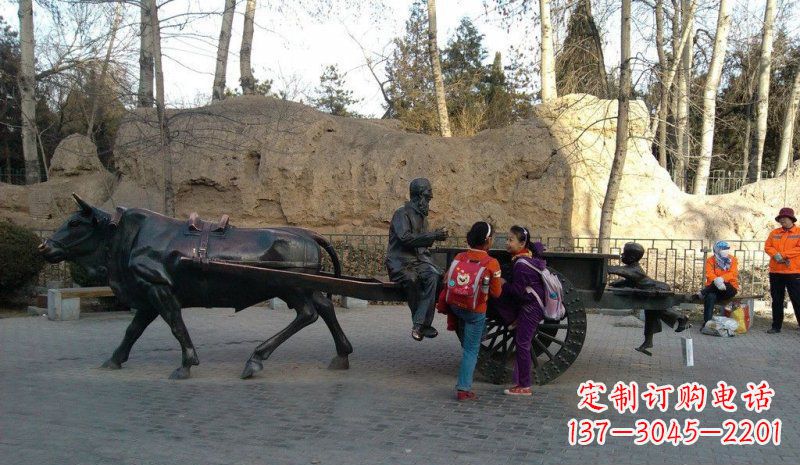 公园牛车上的老人和小孩小品铜雕