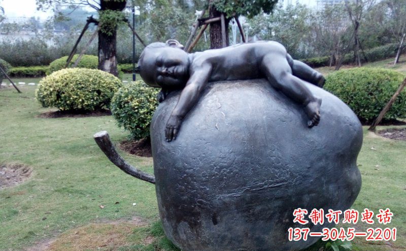 公园趴在苹果上的小孩小品铜雕