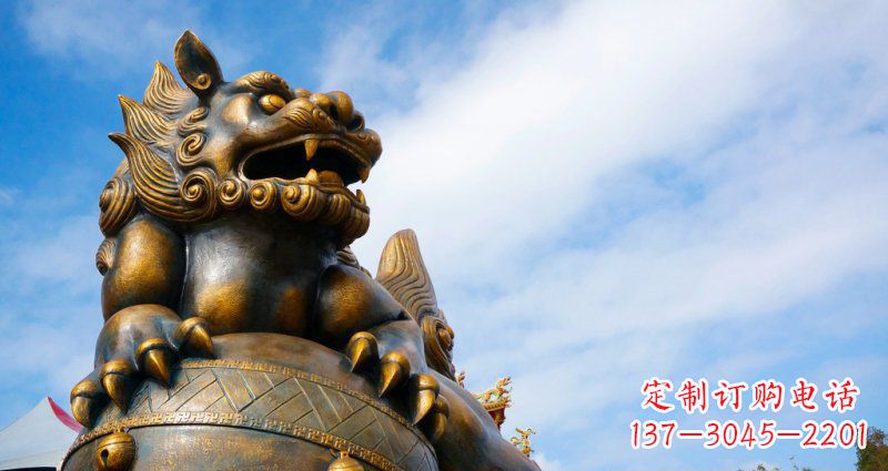 公园趴在球上的狮子景观铜雕