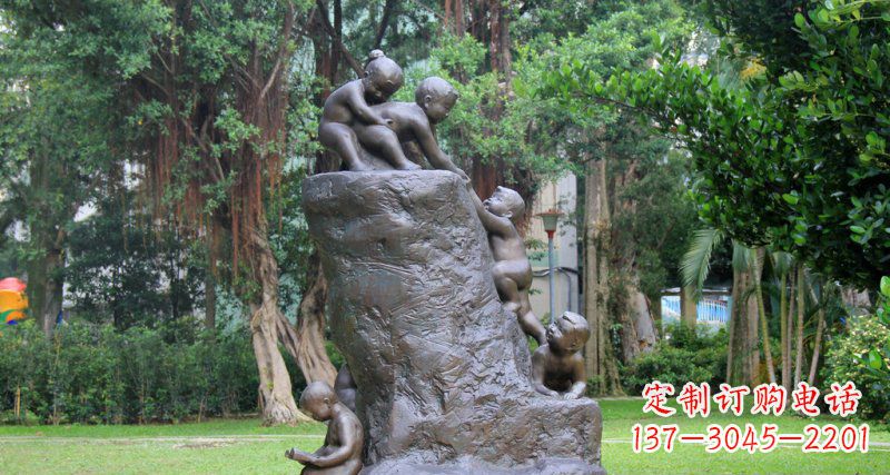 公园爬树桩的娃娃小品铜雕