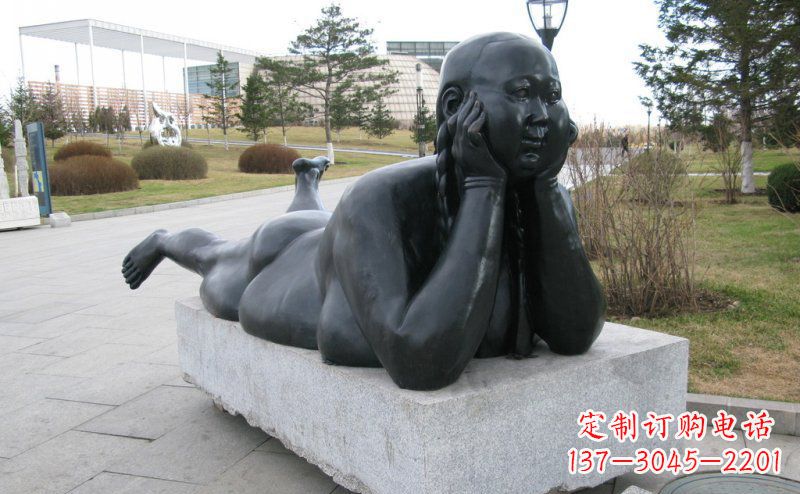 公园趴着的胖女孩景观铜雕