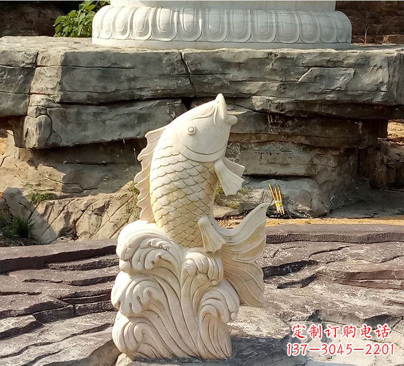 公园喷水鲤鱼石雕