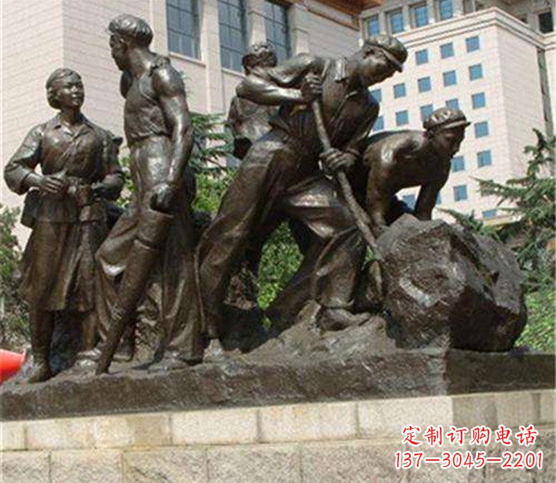 公园撬石头的人物小品铜雕