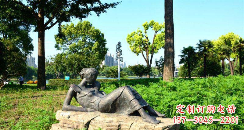 公园躺着的母子人物铜雕