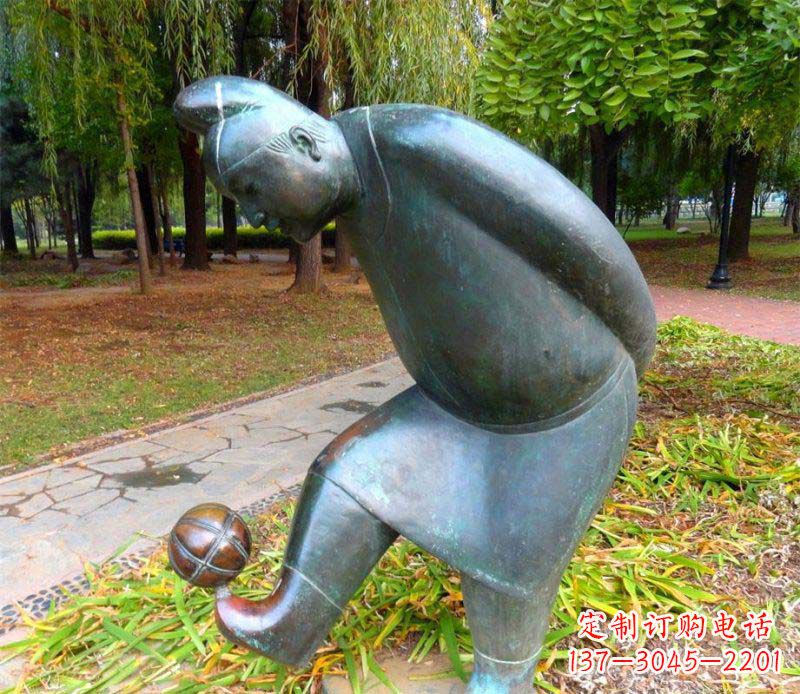 公园踢蹴鞠的古人小品铜雕