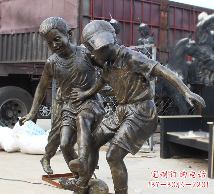 公园踢足球的儿童铜雕