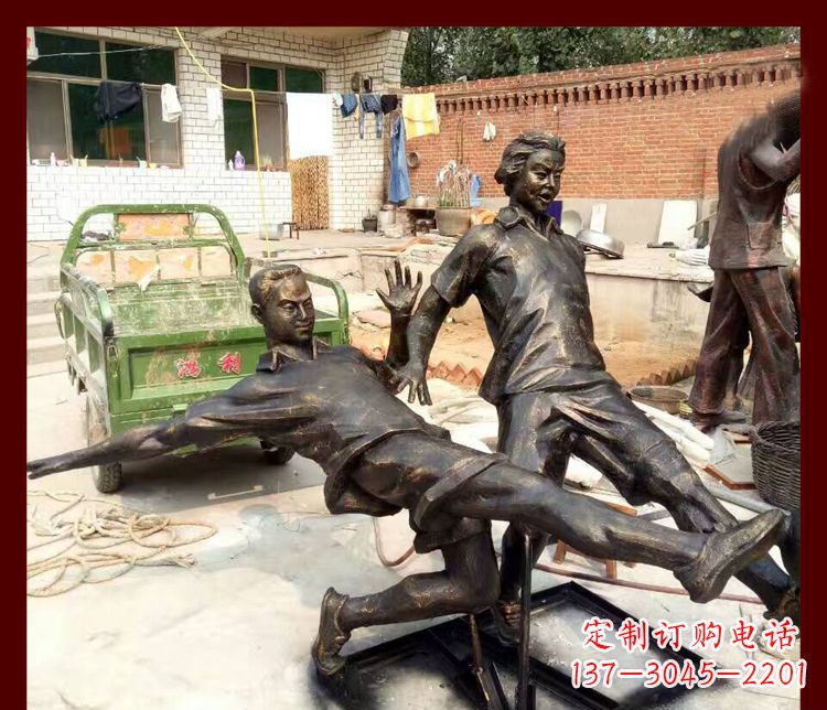 公园踢足球的人物铜雕