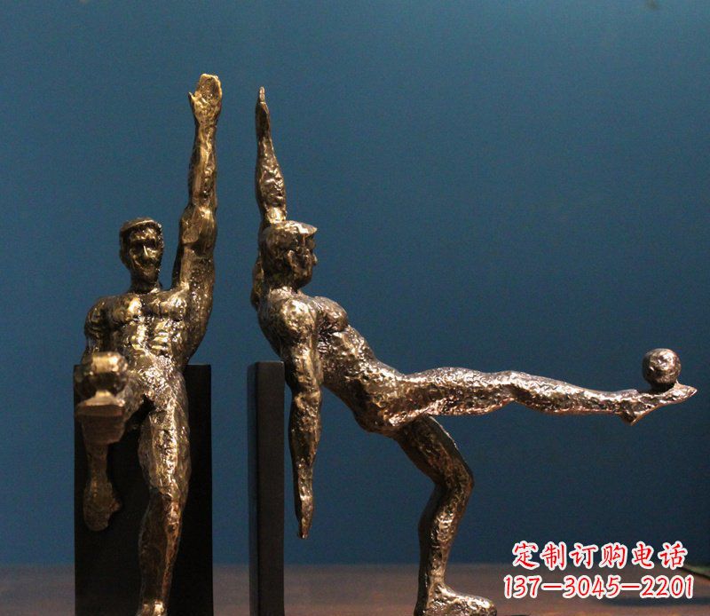 公园踢足球人物铜雕