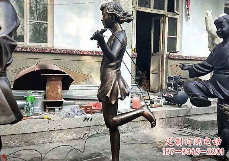公园跳绳小女孩铜雕