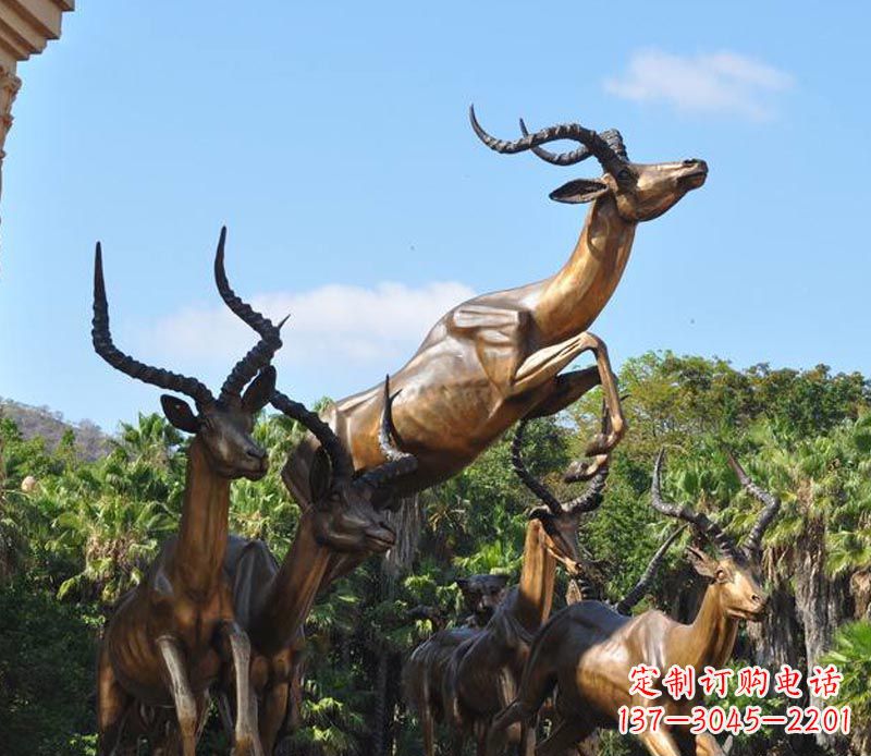 公园铜雕奔跑的羚羊
