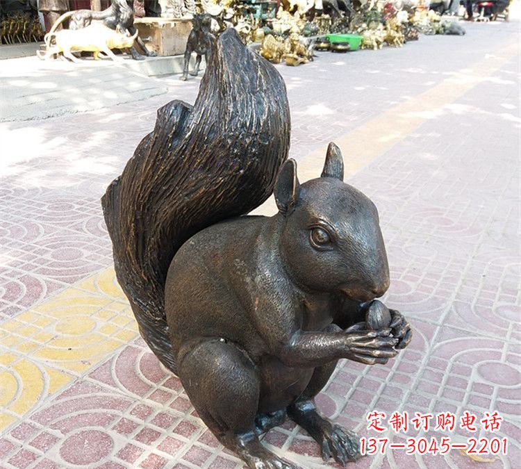 公园铜雕松鼠
