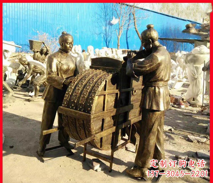 公园脱玉米粒的人物小品铜雕