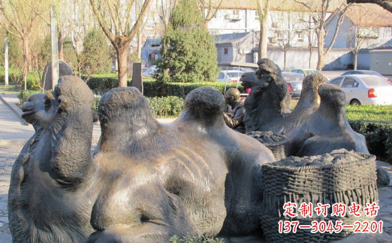 公园卧着的骆驼动物铜雕