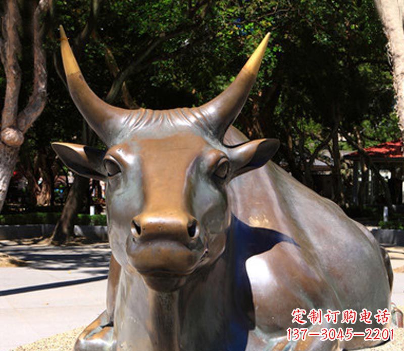 公园卧着的牛铜雕