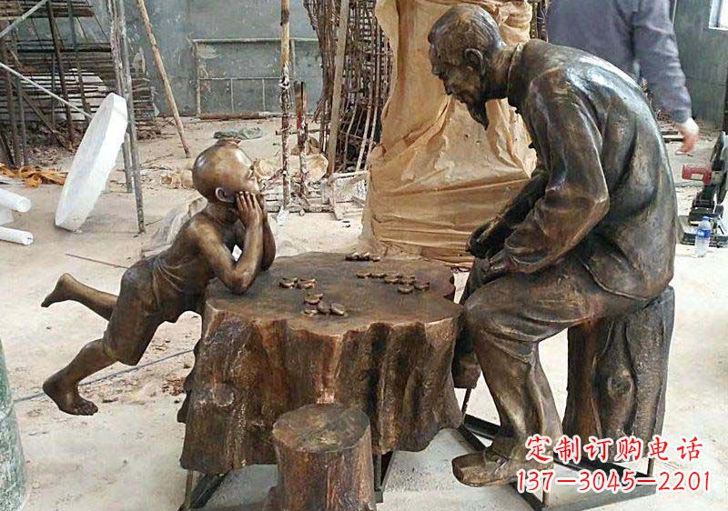 公园下象棋的祖孙人物小品铜雕