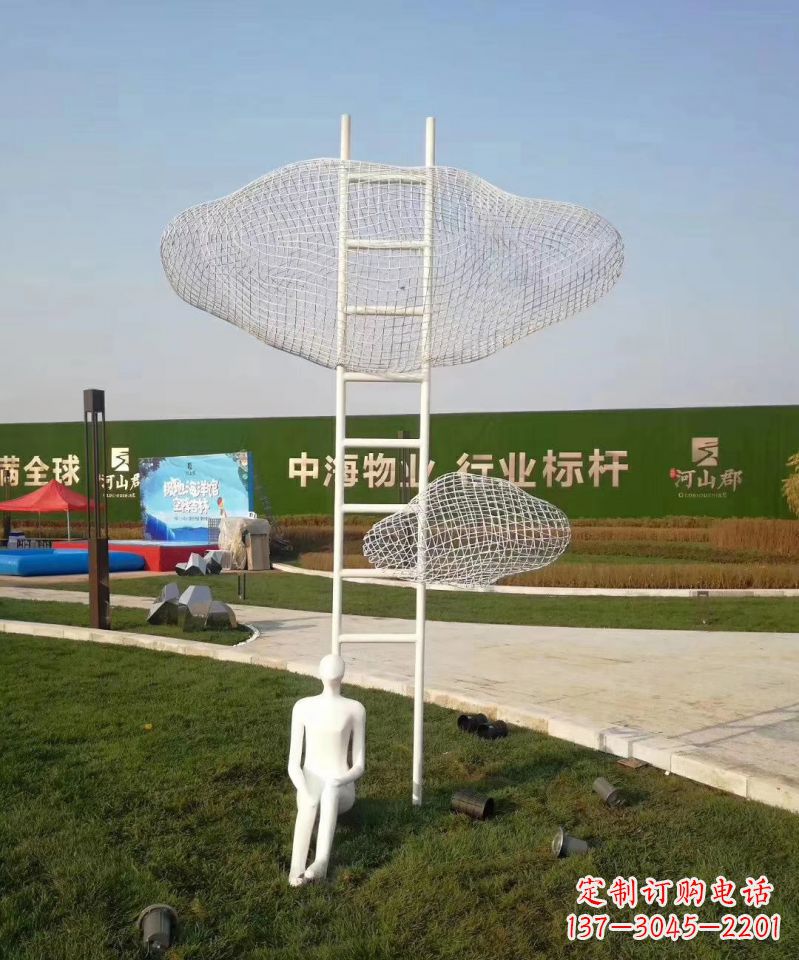 公园小区不锈钢抽象荡秋千的人物
