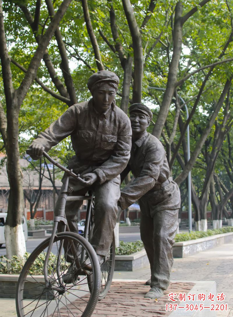 公园学骑自行车的人物铜雕