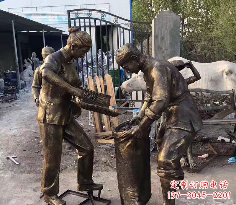 公园在麻袋里装玉米的人物小品铜雕