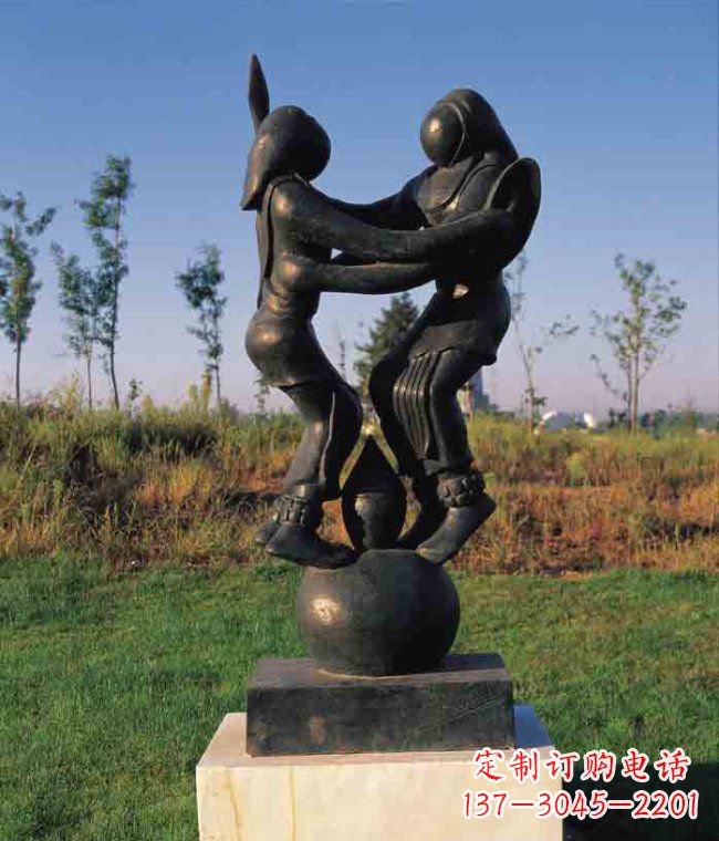 公园站在球上的抽象人物铜雕