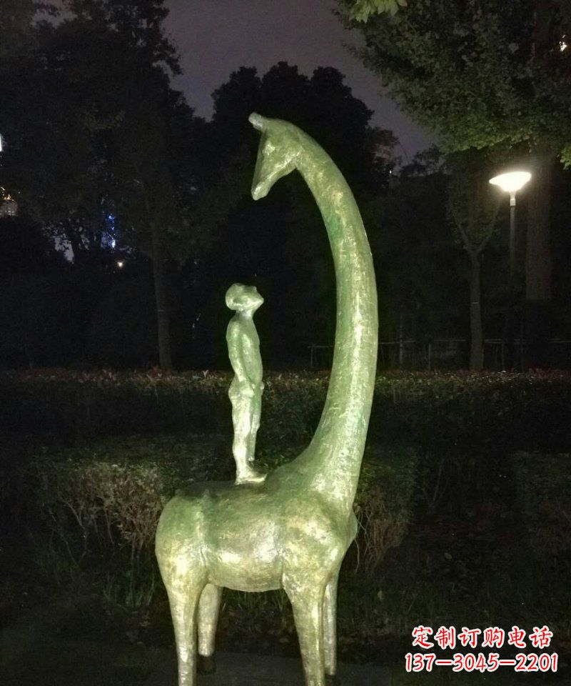公园站在长颈鹿背上的人物景观铜雕