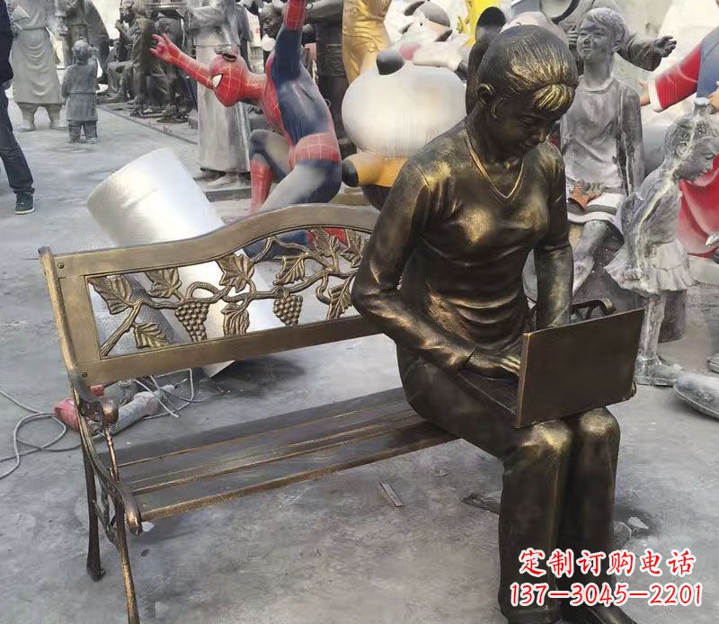 公园长椅看电脑的女孩铜雕