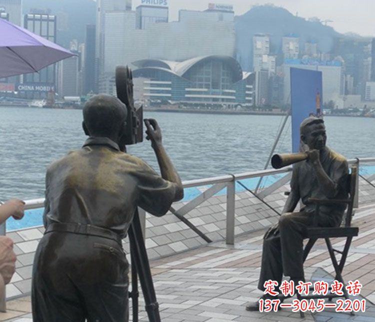 公园照相的人物铜雕