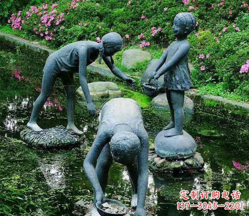 公园捉螃蟹的小孩小品铜雕