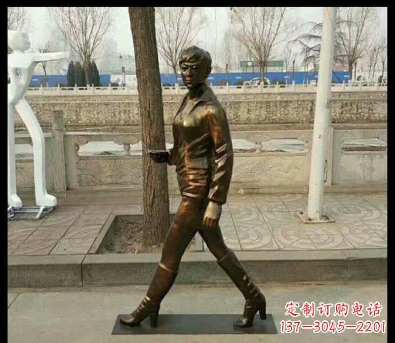 公园走路的女孩铜雕