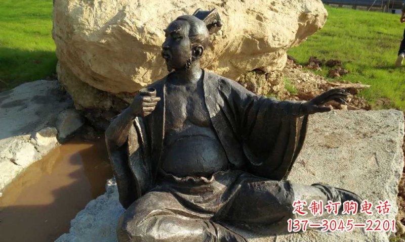 公园坐在地上的古代人物铜雕