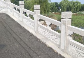 独特的大理石栏杆护栏雕塑，让公园更加精致